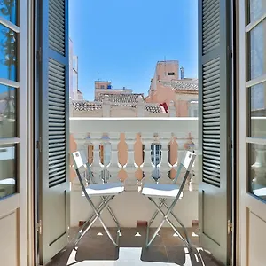 C74 - Marvelous 3 Bedroom In Historical Apartment Malaga